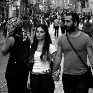 2011 - Lost girl and copule walking - Istambul, Turkey
